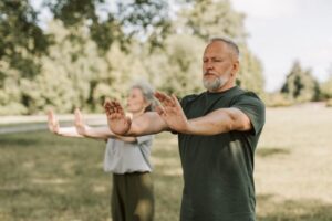 man en vrouw beoefenen Qigong