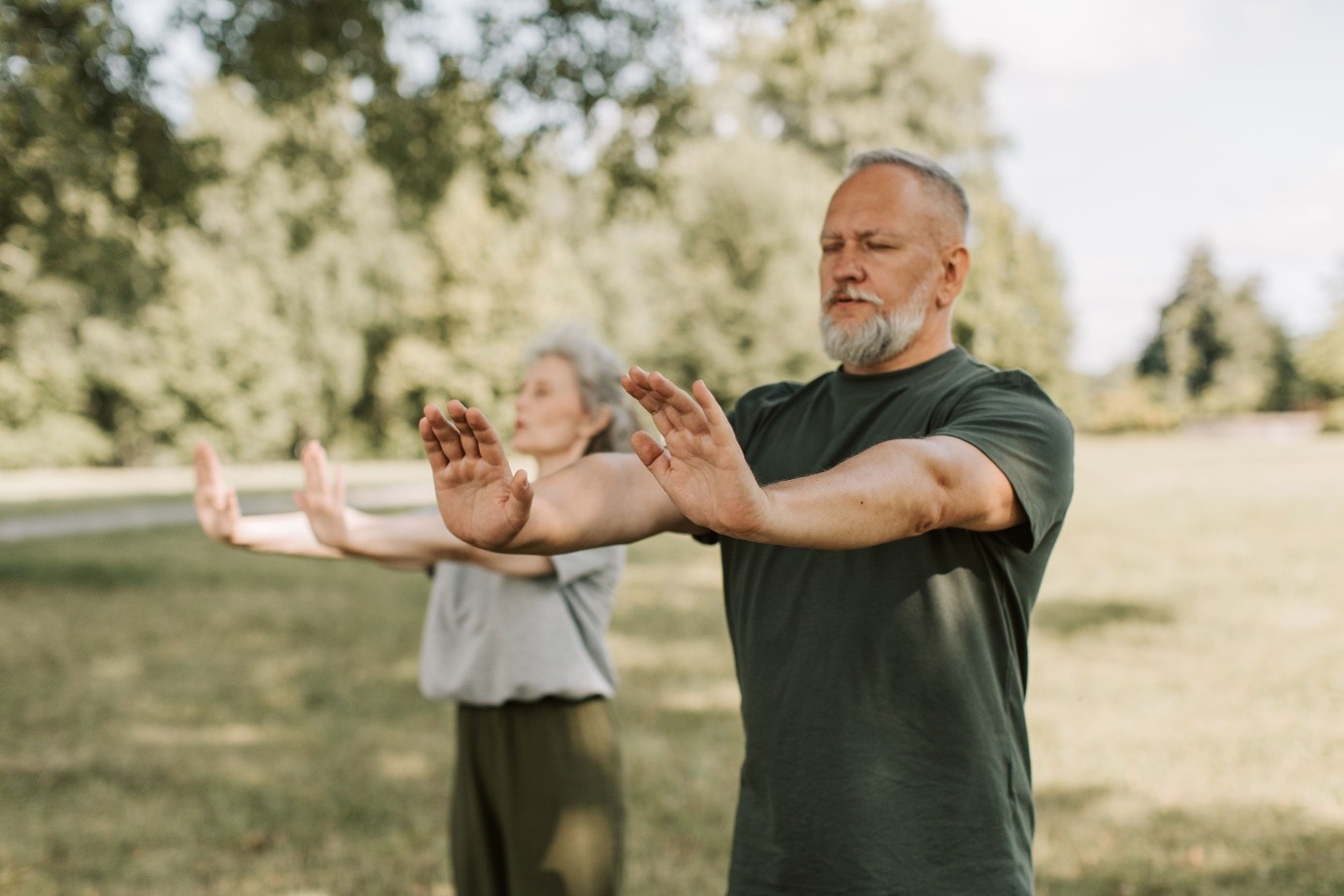 man en vrouw beoefenen Qigong